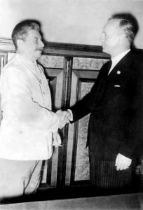 ADN-ZB/Archiv Sowjetunion, August 1939, Im Moskauer Kreml wird am 23.8.1939 ein Nichtangriffsvertrag zwischen dem deutschen Reich und der UdSSR unterzeichnet. Nach der Unterzeichnung im Gespräch J.W. Stalin und der deutsche Reichsaußenminister Joachim von Ribbentrop (r.).